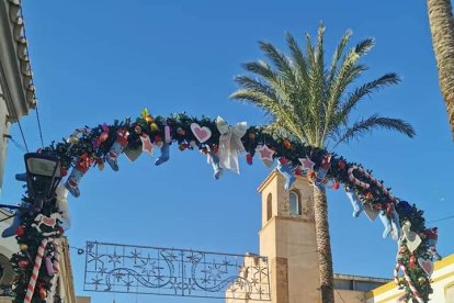 El municipio de Vera empezó esta semana a engalanar sus calles.