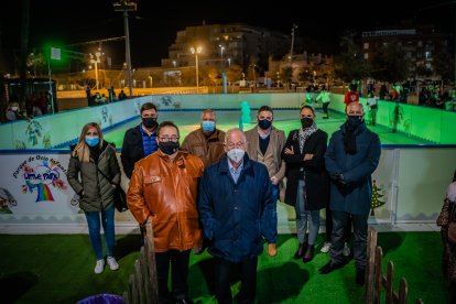 Alcalde y concejales de Roquetas junto a la pista de hielo instalada.