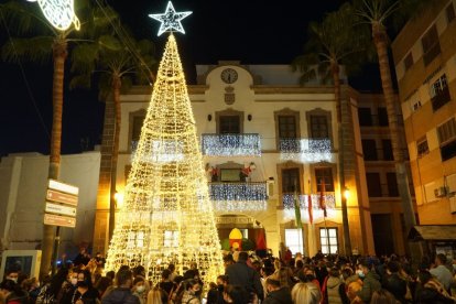 Adra también ha dado la bienvenida a este periodo con el encendido de las luces.