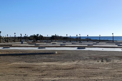 Ya ha llegado el hormigón y los bordillos a los aparcamientos previstos