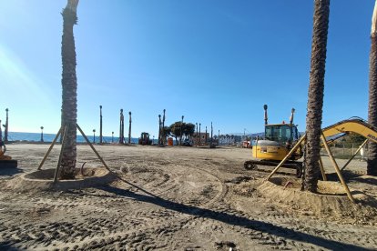 Las máquinas esperan la vuelta de los obreros tras el puente