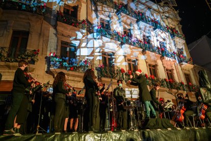 Los villancicos sonaron en la Puerta de Purchena de la mano de la OJAL.