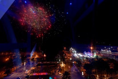 Imagen de los fuegos artificiales sobre el cielo almeriense.