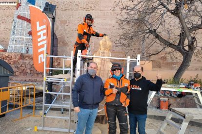 El Equipo Hacha finalizando la escultura en Fondón.