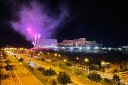 El Hospital Universitario Torrecárdenas, iluminado por los fuegos artificiales. /Foto: Carlos A. Ferreras