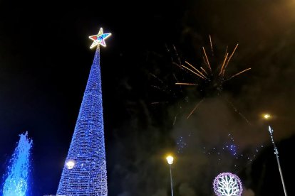 Fuegos artificiales en Torrecárdenas tras el encendido del alumbrado.
