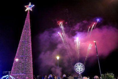 Espectáculo de luces y fuego para recibir a la Navidad.