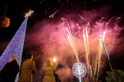 Fuegos artificiales sobre la colina de Torrecárdenas.