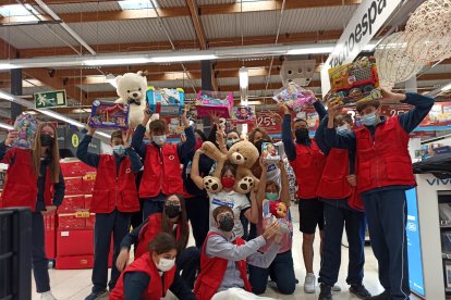 Foto de familia de los voluntarios de Cruz Roja en Carrefour.