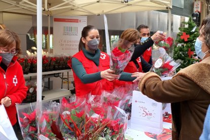 Obsequios que entregan los voluntarios a los compradores.