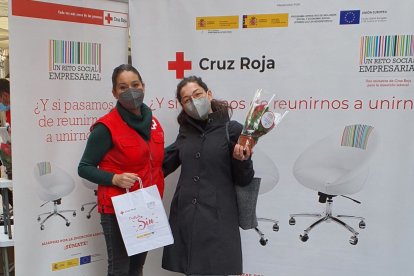 Voluntaria de Cruz Roja y cliente del comercio almeriense.