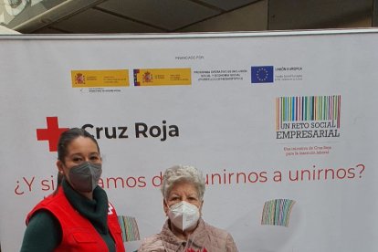 Voluntaria de Cruz Roja y cliente del comercio almeriense.