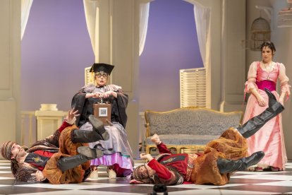 La pieza es un prodigio de enredo argumental y de contrastes emocionales salpicados de humor, amor y comprensiva ternura-