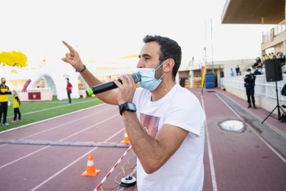 El presentador de la carrera anunciando el evento