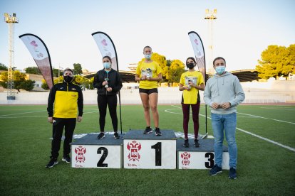 Las clasificadas femeninas junto al presidente del club de atletismo y el concejal de deportes
