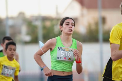 La dorsal 516 exhausta en el tramo final de carrera