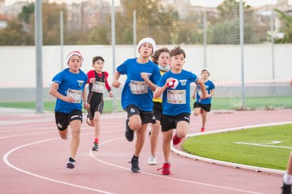 Los participantes lo dan todo en la carrera