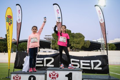 Alba y Zaida ganadoras en Sub10 alzan sus trofeos