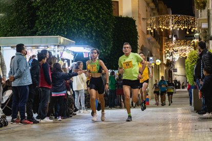 Atravesando la Plaza Mayor de Vera