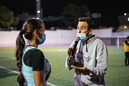 El presentador habla con Paula Ramírez ganadora femenina en los 10K