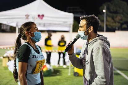 El presentador habla con Paula Ramírez ganadora femenina en los 10K