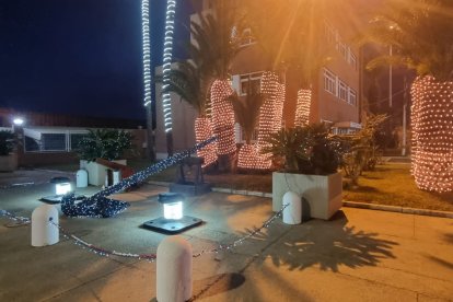 La Autoridad Portuaria de Almería enciende el tradicional alumbrado navideño.
