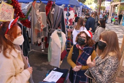 Imagen de la visita al Mercadillo Navideño de El Ejido.
