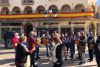 Los participantes disfrutan de la danza y la música más tradicional