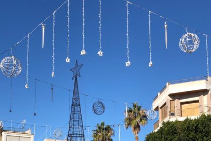 Tocando sus instrumentos en la plaza del pueblo
