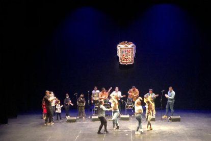 Los participantes lo daban todo encima del escenario huercalense