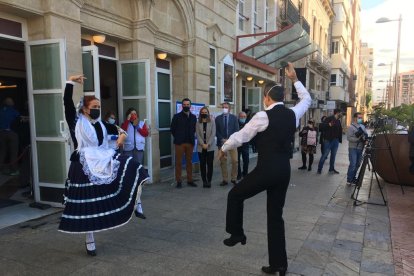 Bailes regionales a las puertas del Teatro Apolo.