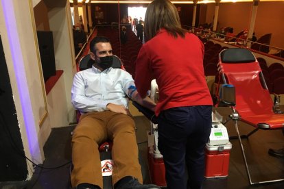 Preparativos para que el alcalde done sangre.