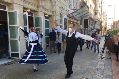 Bailes almerienses para animar a la población en la Rambla de Obispo Orberá.
