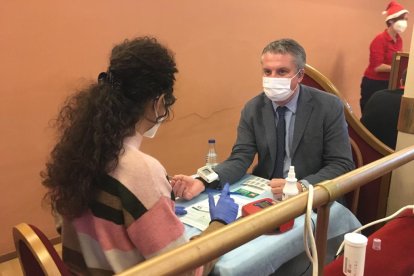 El delegado de Salud, tomándose la tensión.