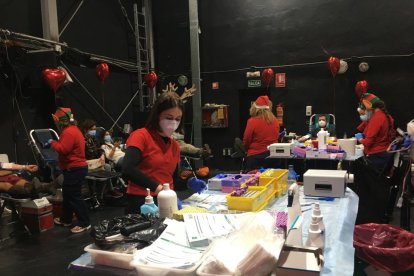 Ambiente navideño en la colecta de sangre en el Teatro Apolo.
