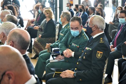 Enrique Mora, jefe de la Unidad Adscrita, felicita al teniente coronel Ruiz