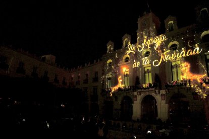 Actividad navideña de luz, música, nieve y fuegos artificiales.