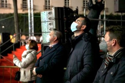 Junto a numerosas familias, el alcalde de Almería, Ramón Fernández-Pacheco, ha presenciado el mapping.
