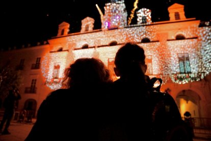 Almería dibuja los mejores deseos para 2022 en un mapping en la Plaza Vieja.