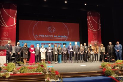 Foto de familia con premiados, staff de LA VOZ y entregadores de premios.