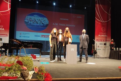 Premio Deporte para A. M. Team Almería. Recogen Patricia Conejero y Violeta González, jugadoras del equipo.