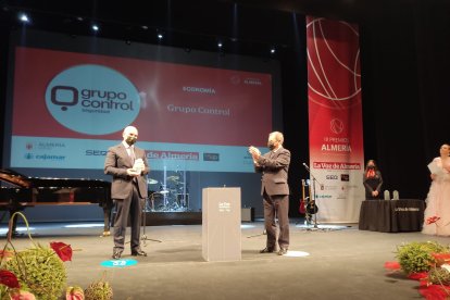 Premio Economía para Grupo Control. Recoge Juan José Díaz Balaguer, director general.