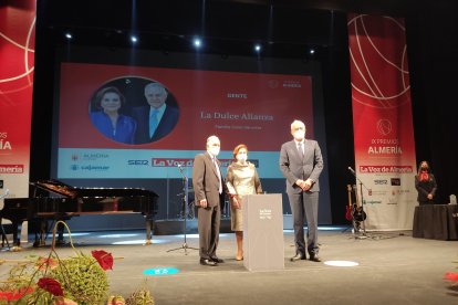José Cano Ojeda y Gracia Sánchez Berenguel recogen el Premio Gente para La Dulce Alianza.