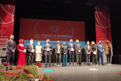 Los premiados y el staff de LA VOZ.