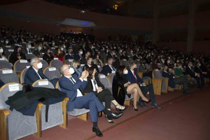 Aplausos para rendir homenaje a los premiados.