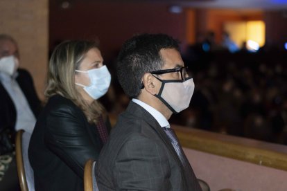 Antonio, gerente de Economesticos y su esposa..