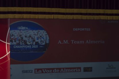Las chicas del balonmano playa recogen su galardón.
