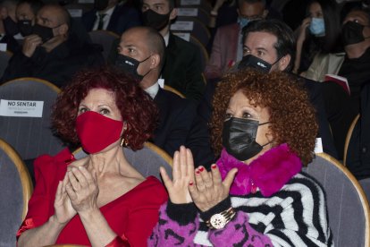 La almeriense premiada en el ámbito de la Cultura acudió acompañada de su familia a la gala.