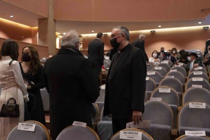 El obispo de Almería, en una conversación antes de comenzar la gala.