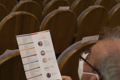 Los asistentes consultan el guion de la gala.